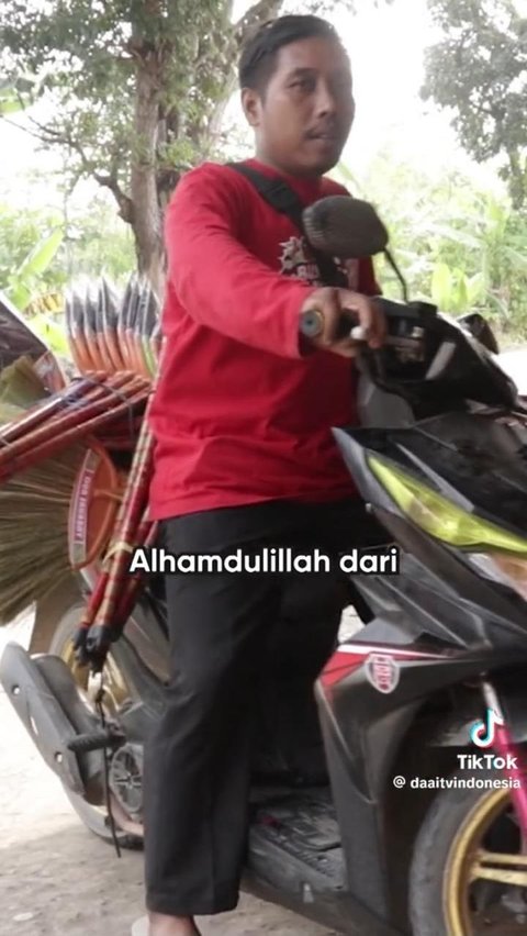 Kisah Pak Ahmad, Mantan Guru Honorer yang Bangun Sekolah Gratis dari Hasil Jual Sapu Ijuk