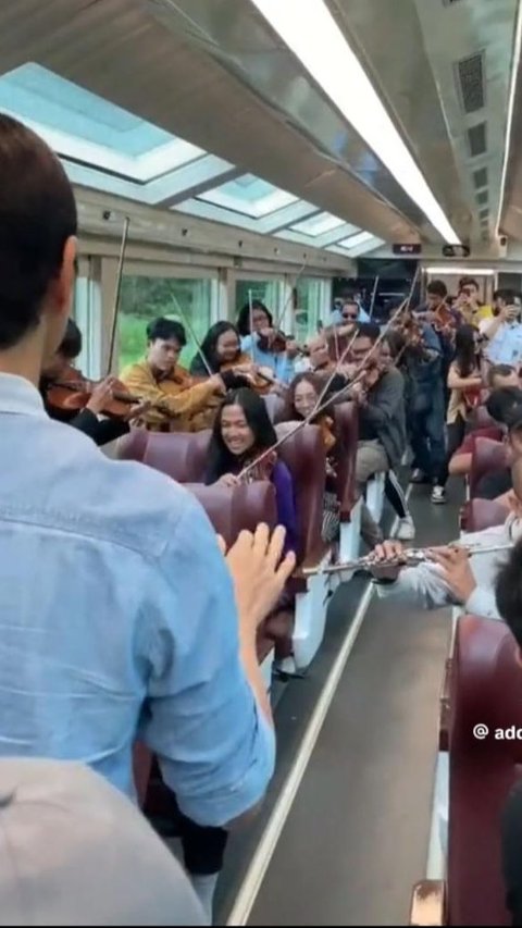 Momen Addie MS dan Orkestranya ‘Konser’ di Kereta Panoramic Ini Viral, Keren Banget<br>