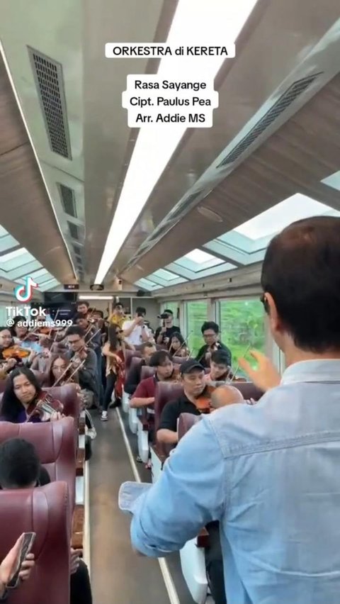 Momen Addie MS dan Orkestranya ‘Konser’ di Kereta Panoramic Ini Viral, Keren Banget