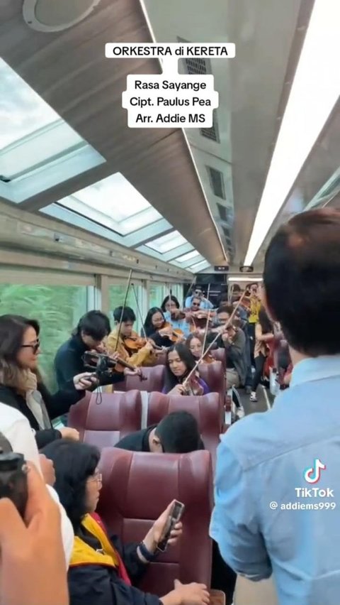 Momen Addie MS dan Orkestranya ‘Konser’ di Kereta Panoramic Ini Viral, Keren Banget