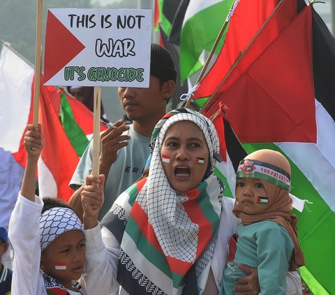 Ribuan orang menghadiri Munajat Kubro 212 di lapangan silang Monas, Jakarta, Sabtu (2/12/2023). Dalam aksi tersebut, peserta melantunkan zikir dan doa untuk rakyat Palestina yang saat ini menghadapi serangan militer Israel.