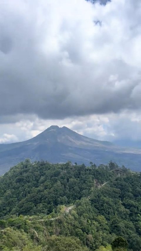 Bisa Lihat Gunung, Minimarket Ini Disebut Punya Pemandangan Terindah di Indonesia<br>