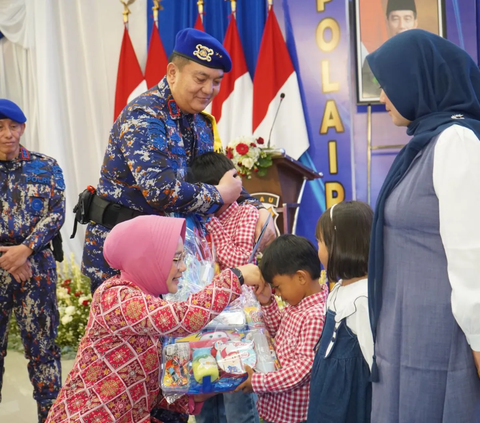 Ayah Gugur di Laut, Anak Yatim Ini Menangis Dipelukan Istri Jenderal Polisi