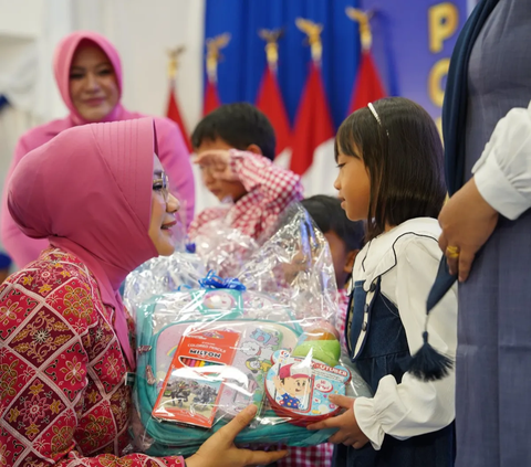 Ayah Gugur di Laut, Anak Yatim Ini Menangis Dipelukan Istri Jenderal Polisi