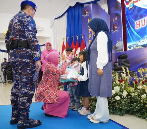 Ayah Gugur di Laut, Anak Yatim Ini Menangis Dipelukan Istri Jenderal Polisi