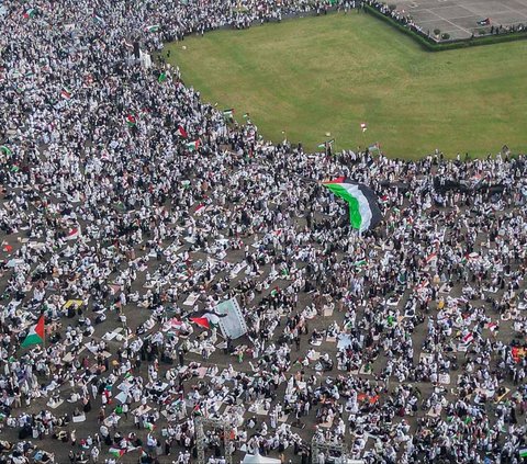 FOTO: Pantauan Udara Lautan Massa Munajat Kubro 212 Padati Lapangan Monas, Serukan Bela Palestina