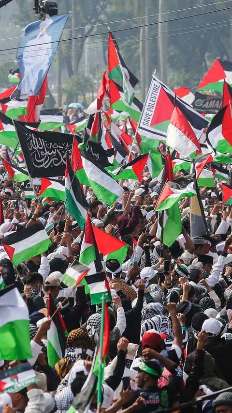 Peserta Munajat Kubro 212 mengibarkan bendera Palestina di lapangan silang Monas, Jakarta, Sabtu (2/12/2023).