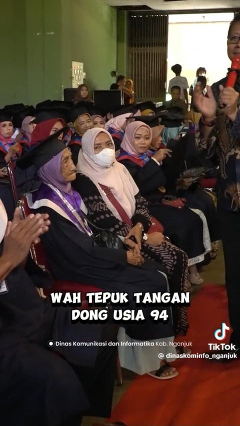 Wisuda Sekolah Lansia Tangguh, Nenek 94 Tahun di Nganjuk Ini Jadi Wisudawan Tertua