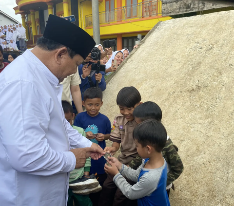 Momen Hangat Prabowo Bercengkrama dengan Anak-Anak di Tasikmalaya & Beri Koin Kemenhan