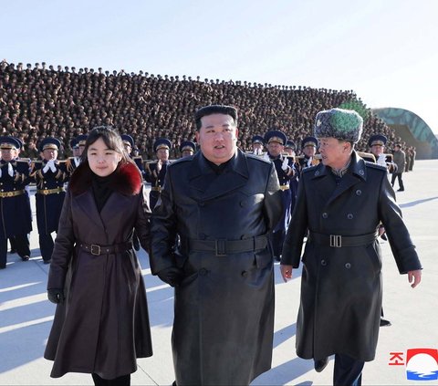 Pemimpin Korea Utara, Kim Jong-un menyerukan pasukan militernya untuk bersiap menghadapi segala bentuk provokasi dan ancaman dari musuh. Seruan tersebut disampaikan ketika Kim mengunjungi markas komando angkatan udara Korea Utara, pada Kamis (30/11/2023).