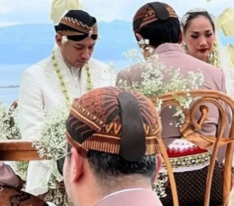 Penuh Haru, Potret Orangtua Ashraf Sinclair Peluk BCL dan Tiko Aryawardhana di Pernikahan