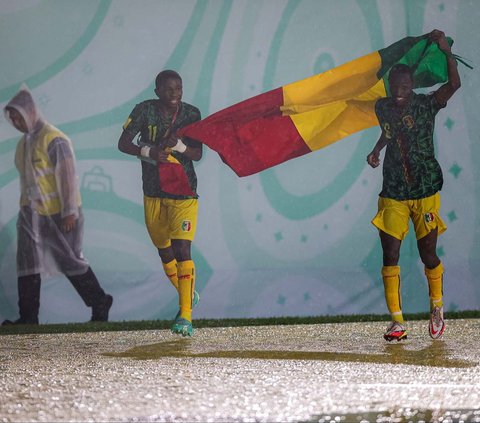 Timnas Mali U-17 berhasil menyegel juara ketiga Piala Dunia U-17 2023 setelah mempecundangi Argentina U-17 di Stadion Manahan, Solo, Jumat (1/12/2023) malam WIB. Mali menggilas Argentina dengan skor telak 3-0.