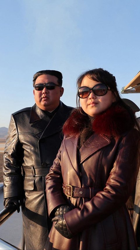 Dalam acara tersebut, Kim Jong-un terlihat didampingi sang putri Kim Ju Ae. Keduanya tampak kompak memakai jaket kulit dan kacamata hitam.