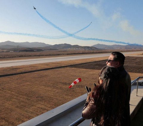 FOTO: Manuver Pesawat Militer Korea Utara Bikin Kim Jong-un Terpukau
