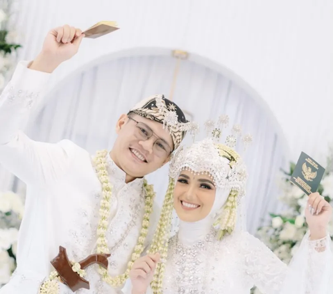 Absent at Nadya Mustika's Wedding, Iis Dahlia Gives This: 'Eh, This Happened Instead'