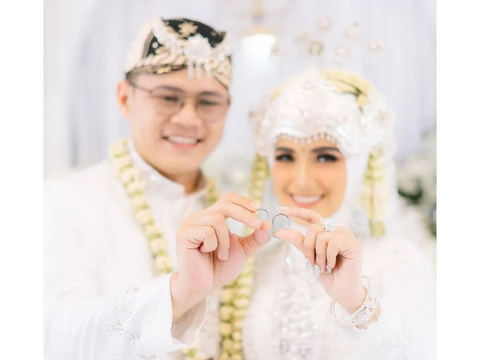 Absent at Nadya Mustika's Wedding, Iis Dahlia Gives This: 'Eh, This Happened Instead'