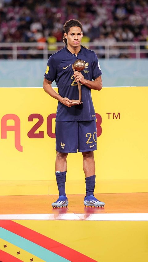 Pemain Prancis U-17 Mathis Amougou meraih penghargaan Bronze Ball.