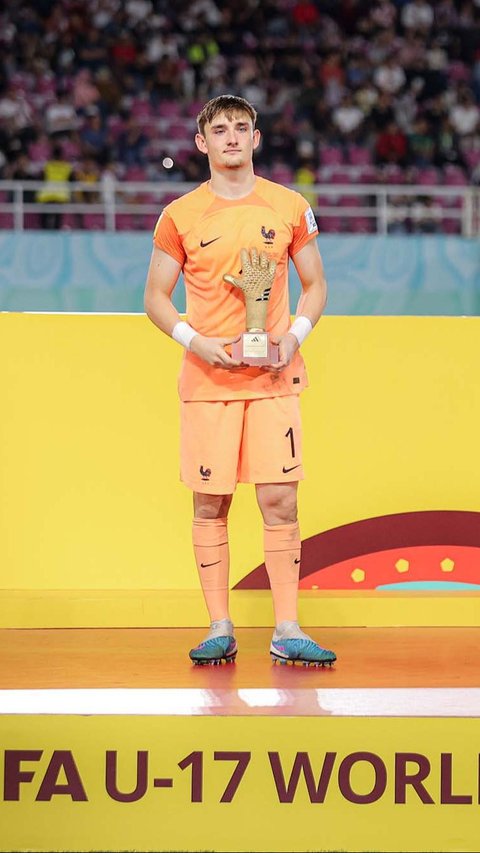 Kiper Prancis U-17 Paul Argney yang membawa timnya meraih peringkat kedua Piala Dunia U-17 2023 dianugerahi penghargaan Golden Glove.