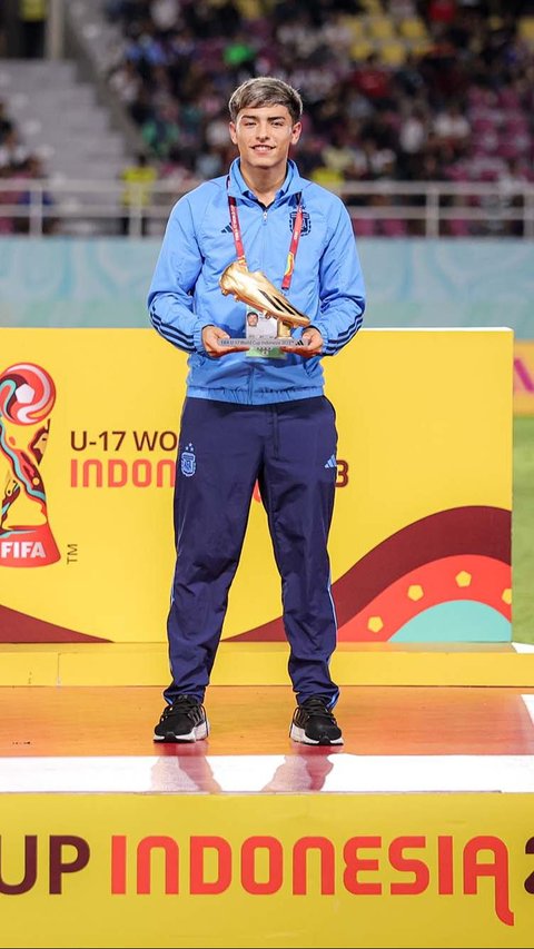 Pemain Argentina U-17 Agustin Ruberto yang menjadi top skor di Piala Dunia U-17 meraih penghargaan Golden Boot (8 gol).