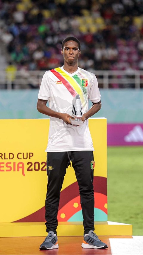 Pemain Mali U-17 Ibrahima Diarra meraih penghargaan Silver Boot (5 gol).