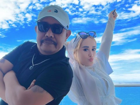 ⁠Dikenal Tajir Melintir dan Baik Hati, Potret Mesra Haji AW dan Sang Istri yang Cantik Memesona Jadi Sorotan