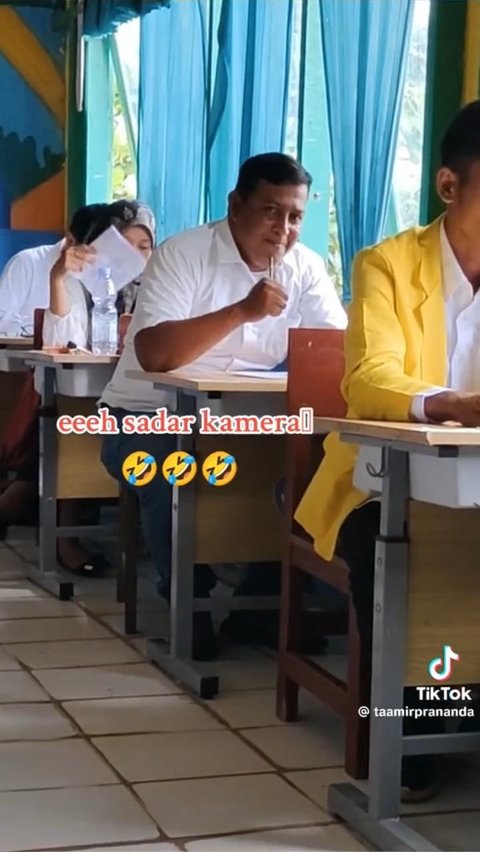 Viral Momen Istri Awasi Suaminya Ujian, Warganet: Muridku Ternyata Suamiku