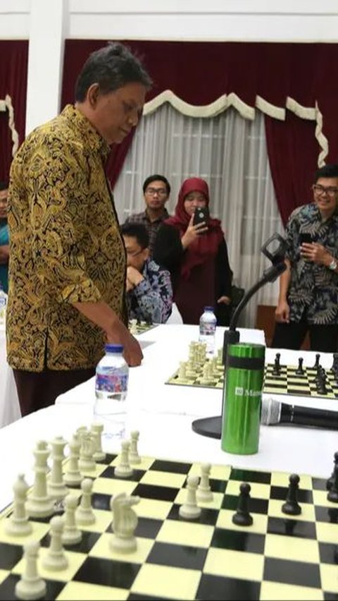 <b>Keterbatasan Fisik Bukan Halangan, Ini Sosok Cerdas Barus Grandmaster Catur Asal Karo</b><br>