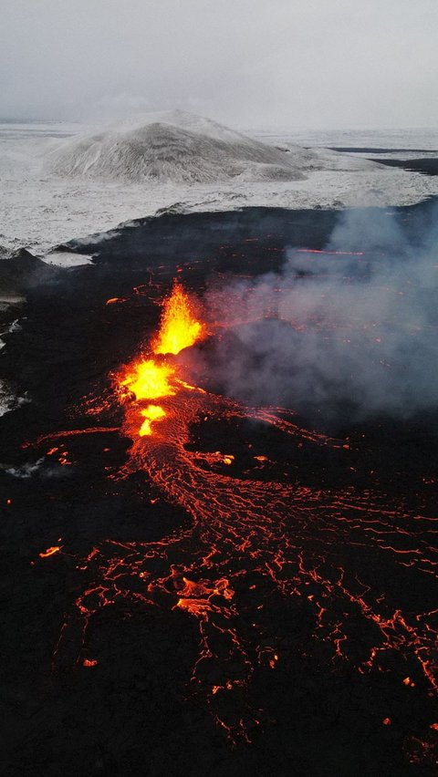 FOTO: Penampakan Letusan Dahsyat Gunung Api Islandia Ciptakan Aliran Lahar di Tengah Hamparan Salju