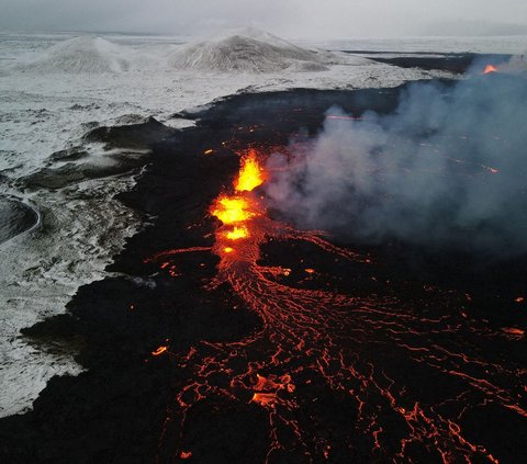 Sebuah gunung api di barat daya Islandia meletus dan mengalirkan lava pijar di tengah hamparan salju pada Senin (18/12/2023). Letusan yang terjadi setelah aktivitas gempa bumi berminggu-minggu ini mengancam kota terdekat.