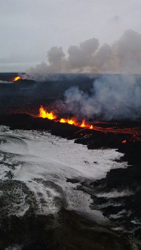 Pihak berwenang telah mengevakuasi sedikitnya 4.000 orang penduduk kota nelayan Grindavik sejak bulan lali. Meraka khawatir akan terjadi letusan besar di semenanjung Reykjanes.