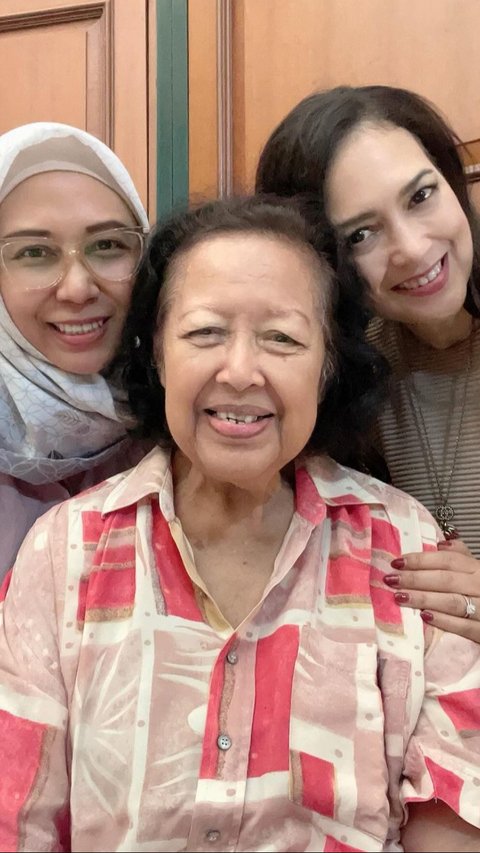 Dua hari yang lalu Ira sempat mengunggah sebuah potret dirinya bersama ibu sambung dan adik tiri. Ira pada saat itu rupanya sedang berkunjung ke Rempoa, Tangerang Selatan, tempat ibu sambungnya tinggal.