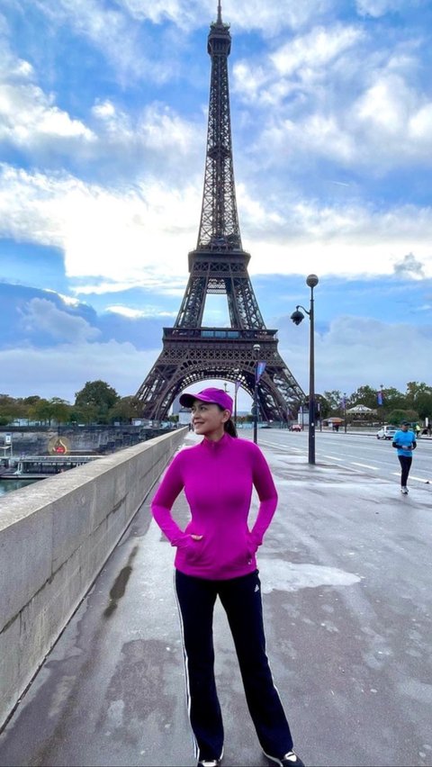 Ketika berada di luar negeri, Ira juga menyempatkan diri untuk rajin olahraga. Foto berikut ini menunjukkan momen Ira berolahraga di kawasan Menara Eiffel.