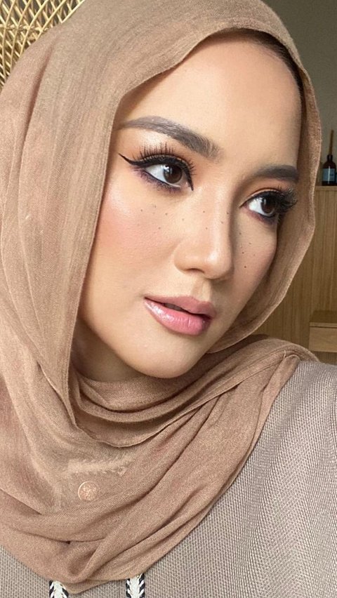 Erica Putri looks flawless with Freckles Makeup and Sharp Wing Liner.