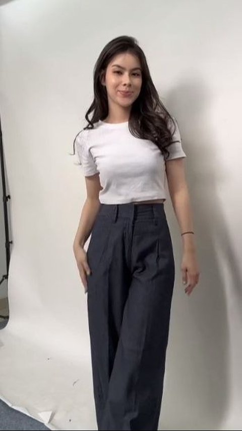 Kemudia crop top dipadukan dengan celana kulot panjang atau blouse dipasangankan dengan jeans.