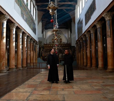 FOTO: Berduka untuk Gaza, Perayaan Natal di Bethlehem Sunyi Tanpa Pohon dan Lampu Hias