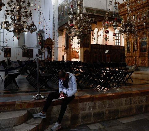 FOTO: Berduka untuk Gaza, Perayaan Natal di Bethlehem Sunyi Tanpa Pohon dan Lampu Hias