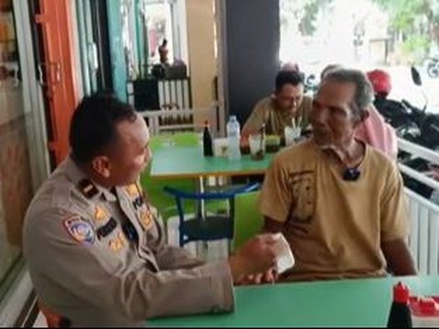 Ajak Makan hingga Antarkan ke Rumah, Begini Momen Haru Polisi saat Bantu Pria Tua di Jalanan