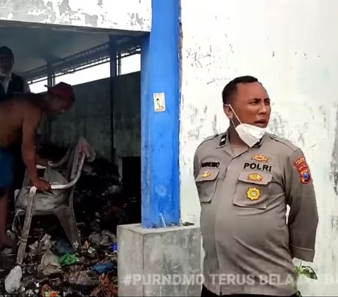 Ajak Makan hingga Antarkan ke Rumah, Begini Momen Haru Polisi saat Bantu Pria Tua di Jalanan