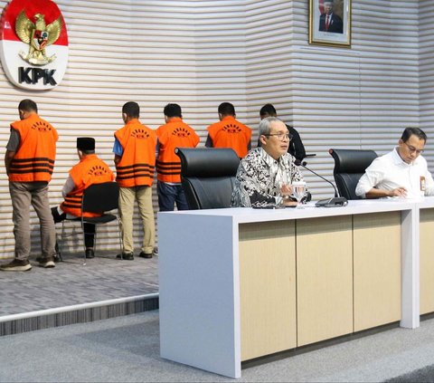 FOTO: Senyum Gubernur Maluku Utara Saat Ditahan KPK Terkait Suap Proyek Infrastruktur