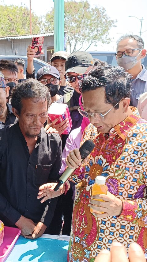 Bertemu Nelayan Marunda, Mahfud Bakar Ikan Hingga Makan Bersama<br>