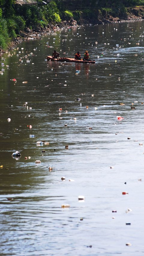 FOTO: Potret Sampah Plastik Cemari Sungai Ciliwung