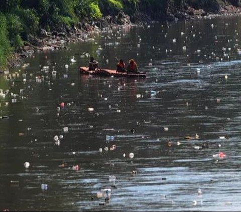 Sampah plastik mengapung di Sungai Ciliwung, Kanal Banjir Barat, Jakarta, Rabu (20/12/2023). Masalah sampah di Indonesia sudah sampai pada taraf yang mengkhawatirkan.