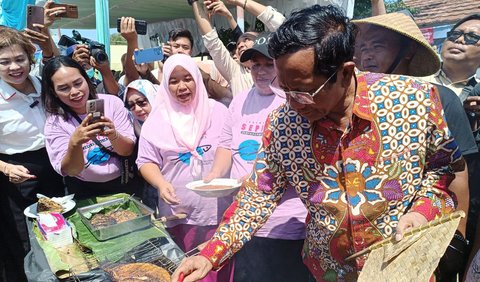 Mahfud pun mencicipi minuman sari khas mangrove. Mahfud, mengaku rasa minuman tersebut sangat enak.<br>