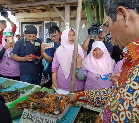 Bertemu Nelayan Marunda, Mahfud Bakar Ikan Hingga Makan Bersama