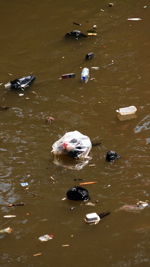 Sampah plastik masih menjadi masalah utama dalam pencemaran lingkungan baik pencemaran tanah maupun laut.