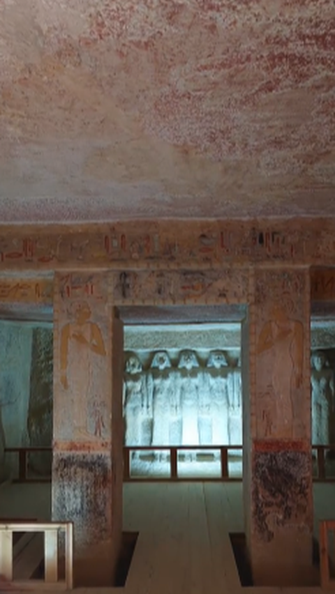 Di bagian kanan dari pintu masuk terdapat fitur yang paling mencolok dari makam Ratu Meresankh III. <br>