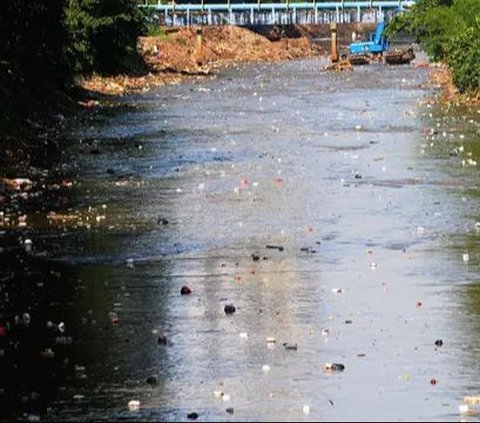 FOTO: Potret Sampah Plastik Cemari Sungai Ciliwung