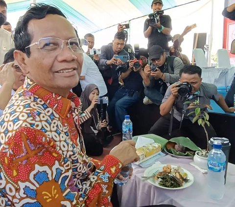 Bertemu Nelayan Marunda, Mahfud Bakar Ikan Hingga Makan Bersama