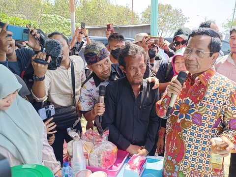 Bertemu Nelayan Marunda, Mahfud Bakar Ikan Hingga Makan Bersama