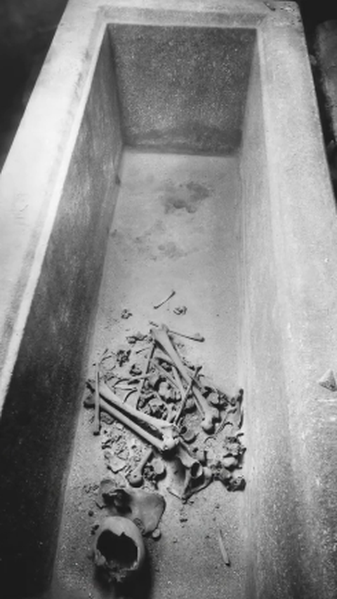 Saat ditemukan, terdapat kerangka tubuh Ratu Meresankh III di dalam sarkofagusnya. <br>